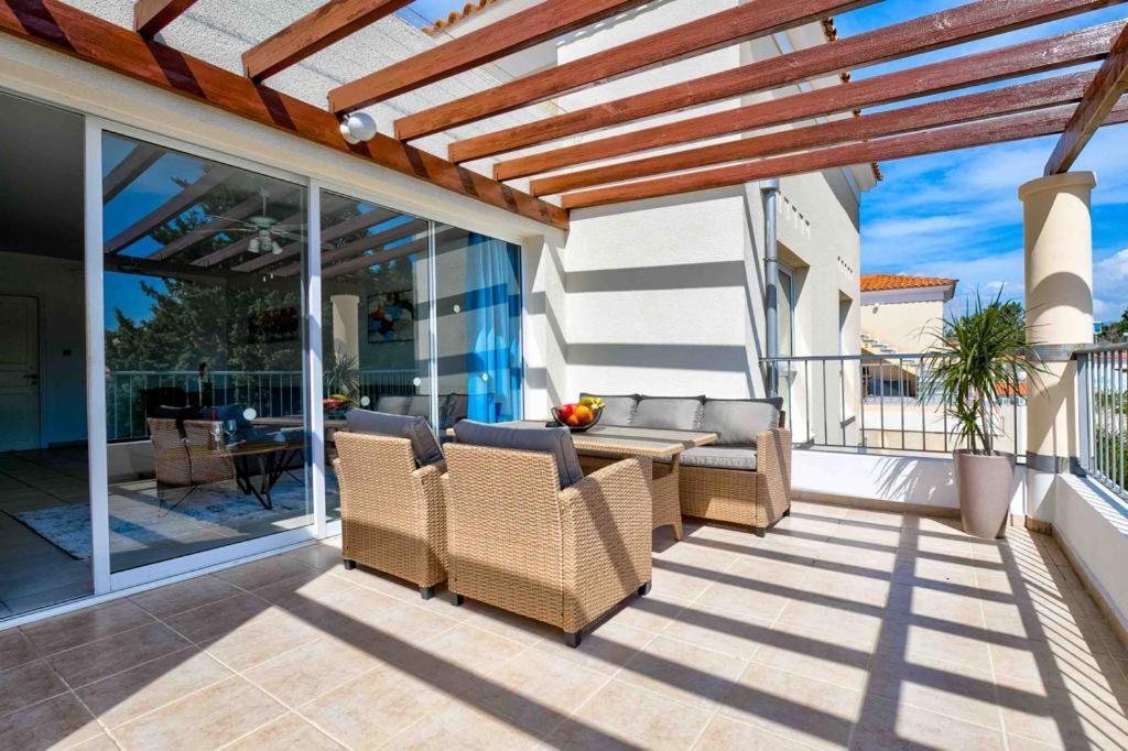 Penthouse Carina Apartment Paphos Exterior foto